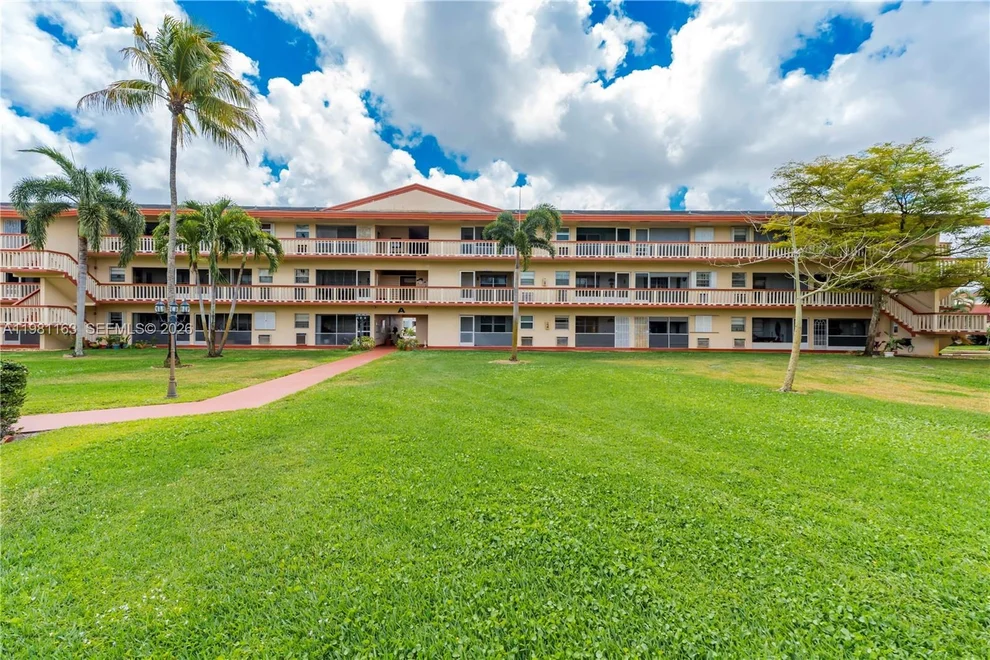 Unit for sale at 5300 Washington St, Hollywood, FL 33021