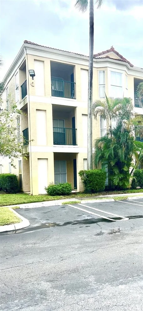 Unit for sale at 977 Riverside Dr, Coral Springs, FL 33071
