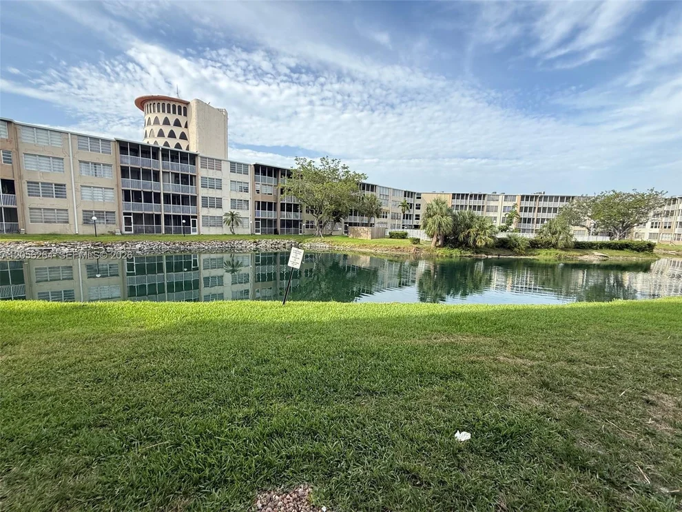 Unit for sale at 1700 NE 191st St, Miami, FL 33179