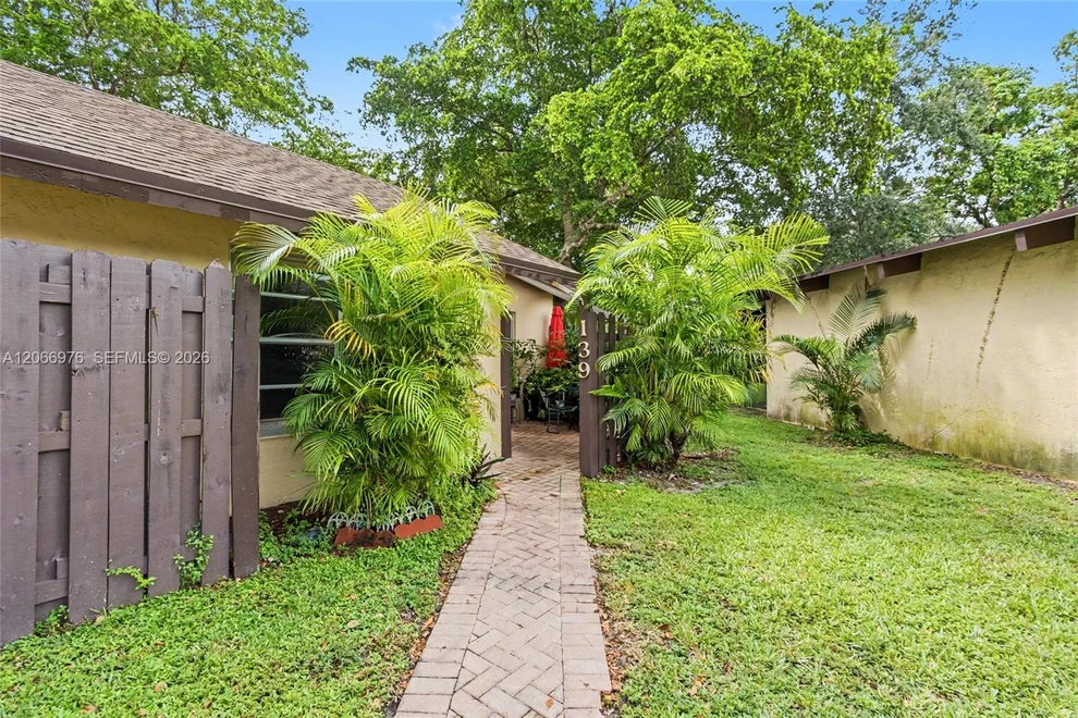 Unit for sale at 139 Essex Rd, Hollywood, FL 33024