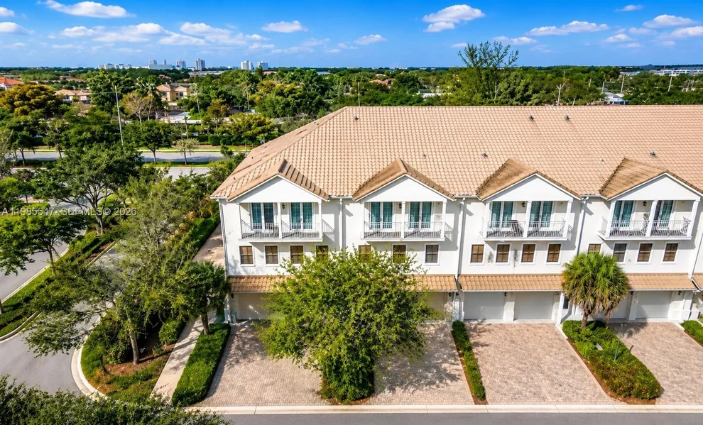 Unit for sale at 6841 N Lakeside Cir N, Davie, FL 33314