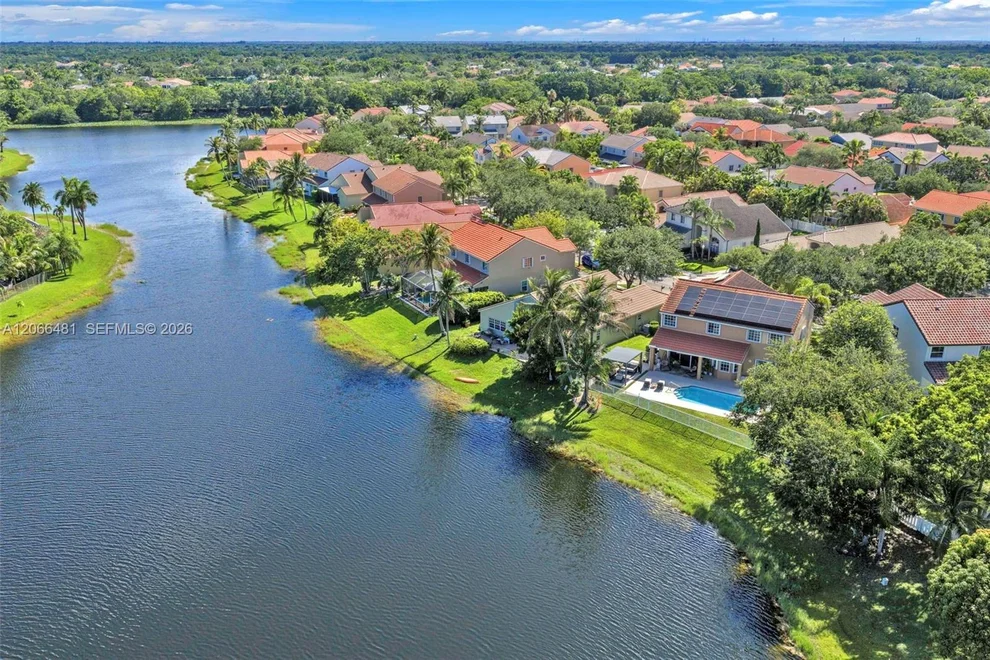 Unit for sale at 480 Cambridge Dr, Weston, FL 33326