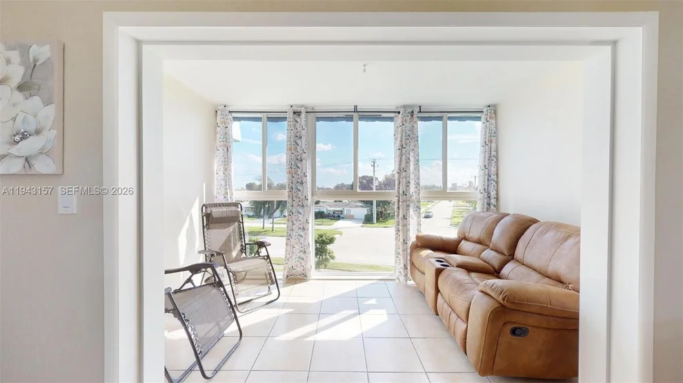 Unit for sale at 7877 Golf Cir Dr, Margate, FL 33063