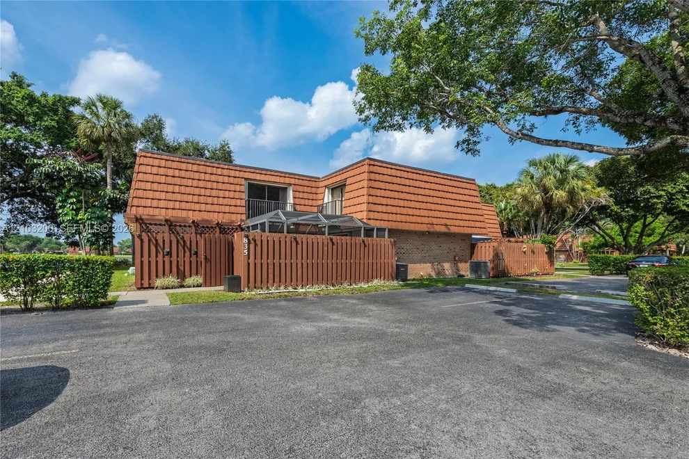Unit for sale at 835 SW 118th Ter, Davie, FL 33325