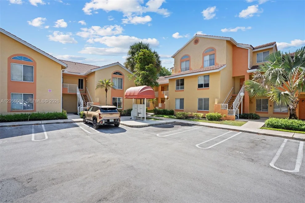 Unit for sale at 927 Coral Club Dr, Coral Springs, FL 33071
