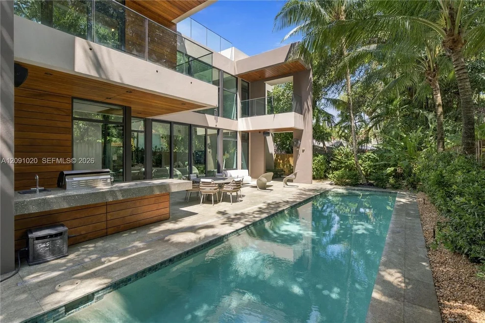 Unit for sale at 2803 Crystal Ct, Miami, FL 33133