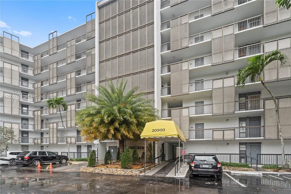 Unit for sale at 20500 W Country Club Dr, Aventura, FL 33180