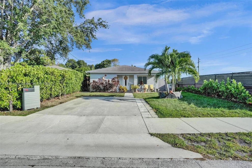 Unit for sale at 320 NE 33rd St, Oakland Park, FL 33334