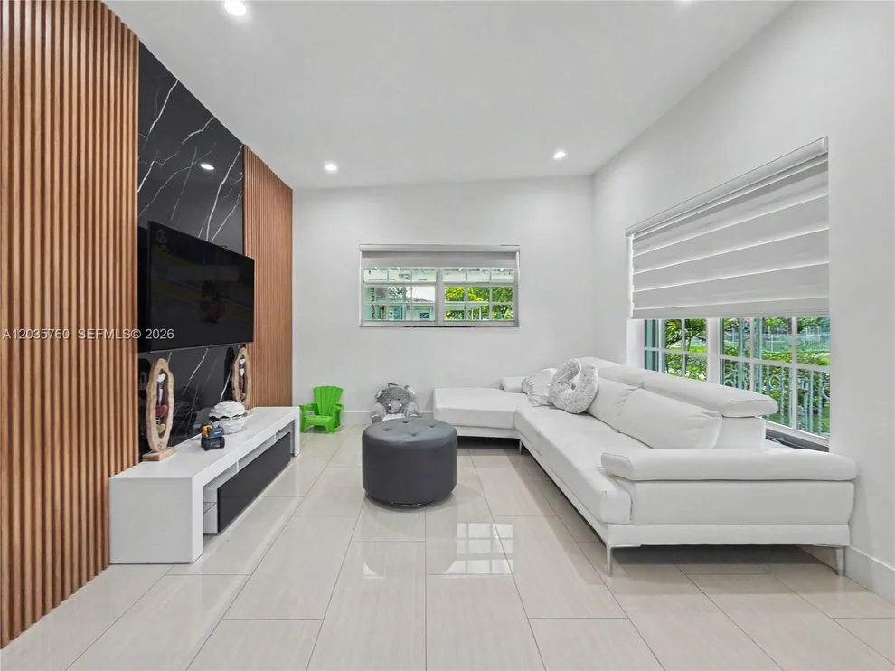 Unit for sale at 960 NE 146th St, North Miami, FL 33161
