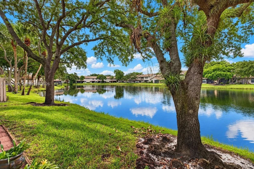 Unit for sale at 9012 Vineyard Lake Dr, Plantation, FL 33324