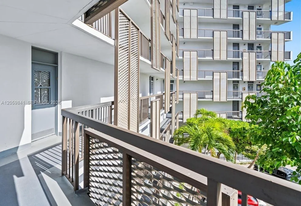 Unit for sale at 20400 W Country Club Dr, Aventura, FL 33180