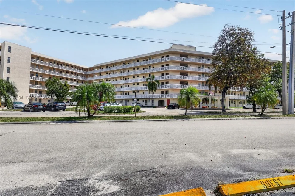 Unit for sale at 2905 Point East Dr, Aventura, FL 33160