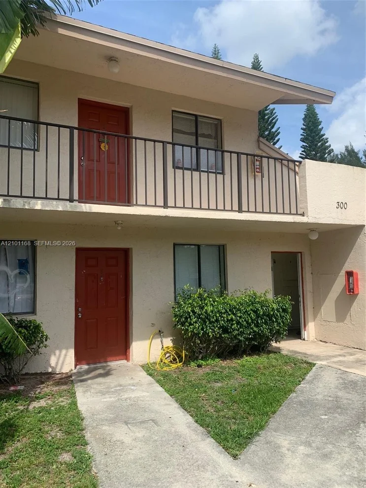 Unit for sale at 300 Nottingham Cir, Green Acres, FL 33463