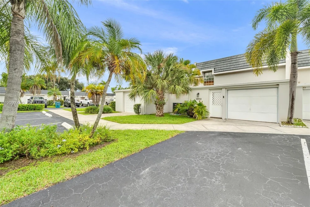 Unit for sale at 18958 Bobolink Dr, Hialeah, FL 33015