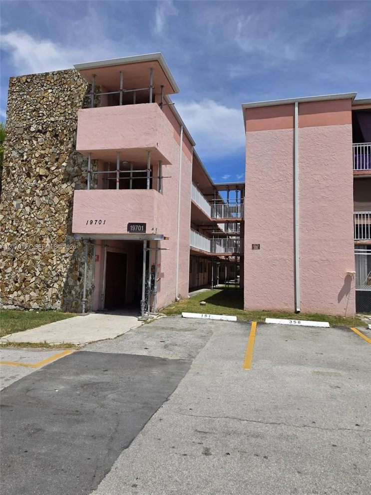 Unit for sale at 19715 SW 114th Ave, Miami, FL 33157