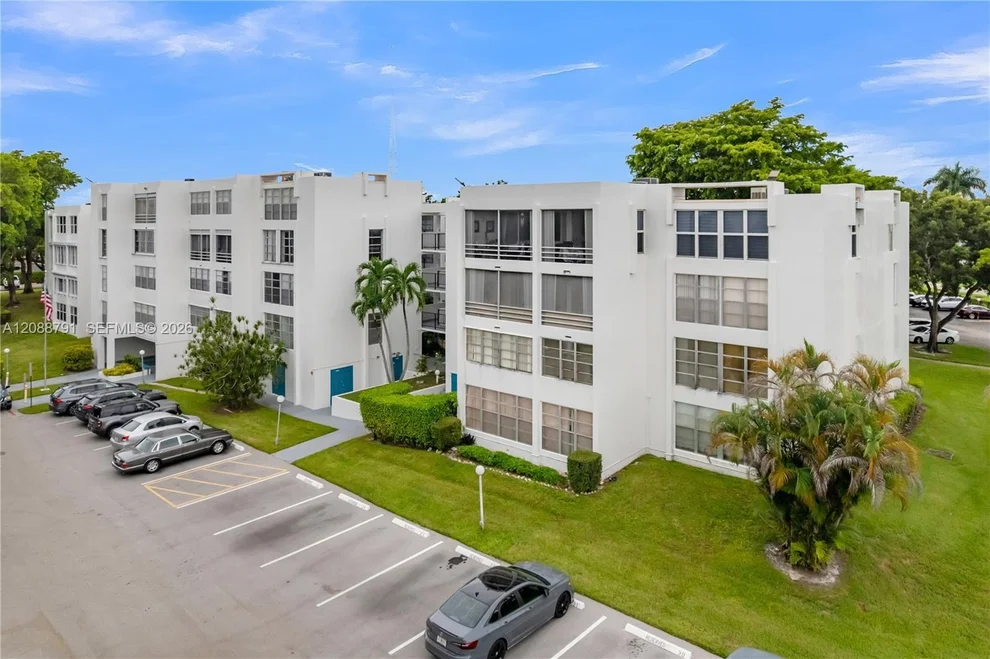 Unit for sale at 6903 Cypress Rd, Plantation, FL 33317