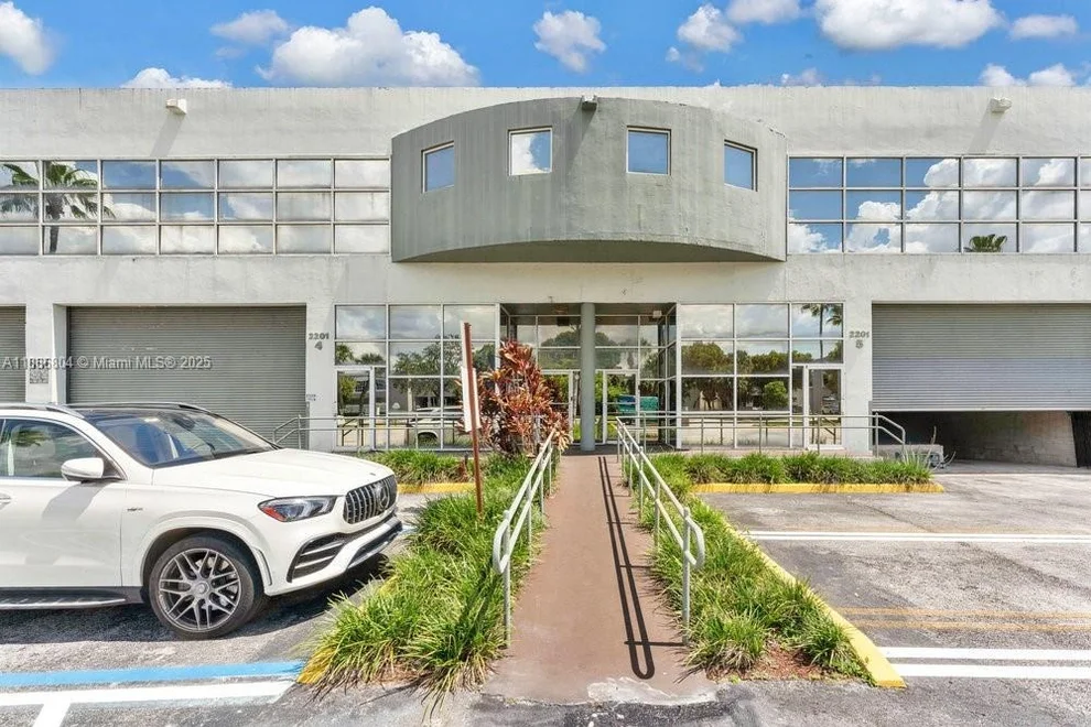 Unit for sale at 2201 NW 102nd Pl, Doral, FL 33172