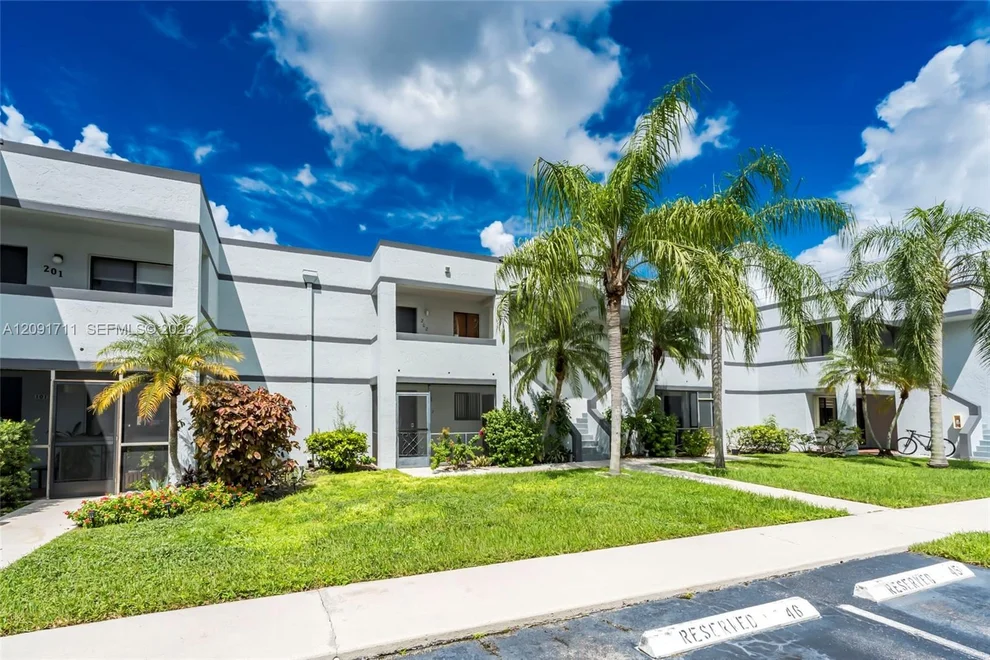 Unit for sale at 161 Lakeview Dr, Weston, FL 33326