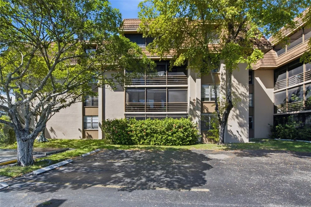 Unit for sale at 661 NE 195th St, Miami, FL 33179