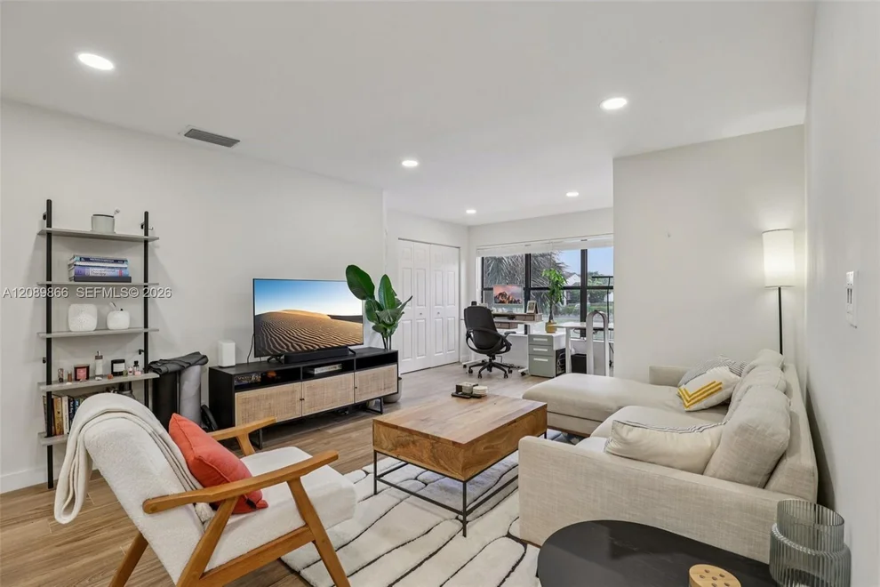 Unit for sale at 2926 S University Dr, Davie, FL 33328