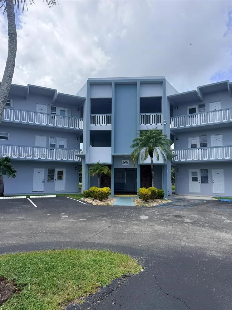 Unit for sale at 2200 Park Ln, Hollywood, FL 33021