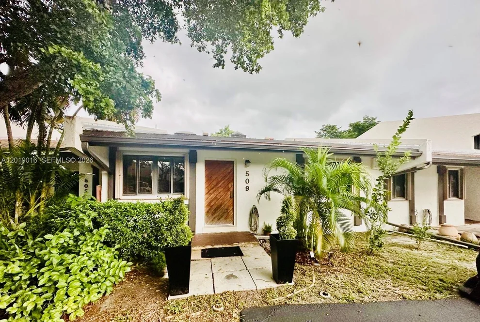 Unit for sale at 509 NE 199th Ln, Miami, FL 33179