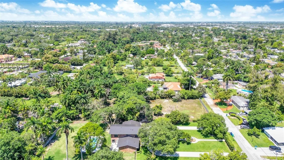 Unit for sale at 350 NE 158th St, Miami, FL 33162