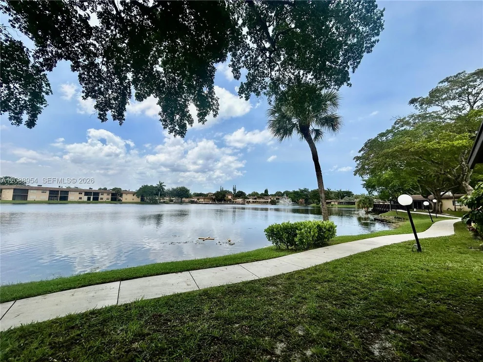 Unit for sale at 416 Briarwood Cir, Hollywood, FL 33024