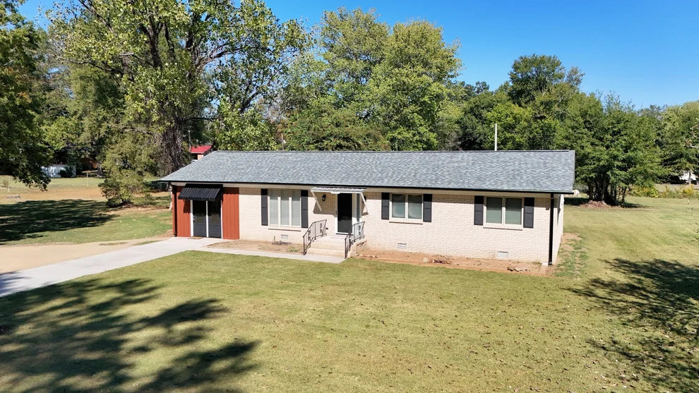 Unit for sale at 209 Country Club Ln, Bolivar, TN 38008