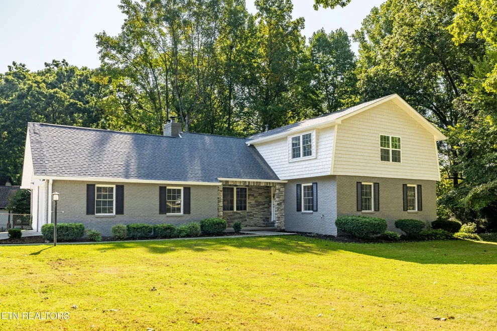 Unit for sale at 2221 Chesterfield Drive, Maryville, TN 37803
