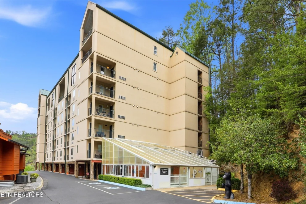 Unit for sale at 413 Baskins Creek Rd, Gatlinburg, TN 37738
