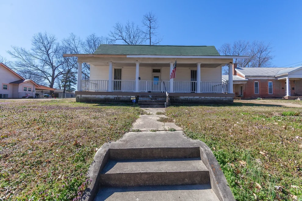 Unit for sale at 714 S College St, Trenton, TN 38382