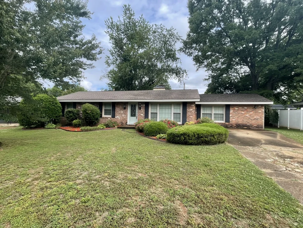 Unit for sale at 1977 Holiday Dr, Florence, AL 35630