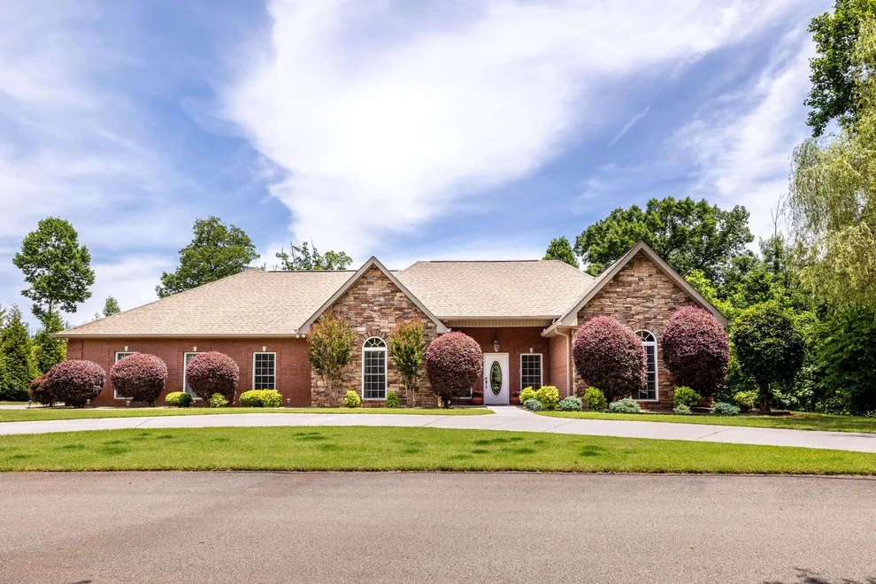 Unit for sale at 122 Ultra Way, Friendsville, TN 37737
