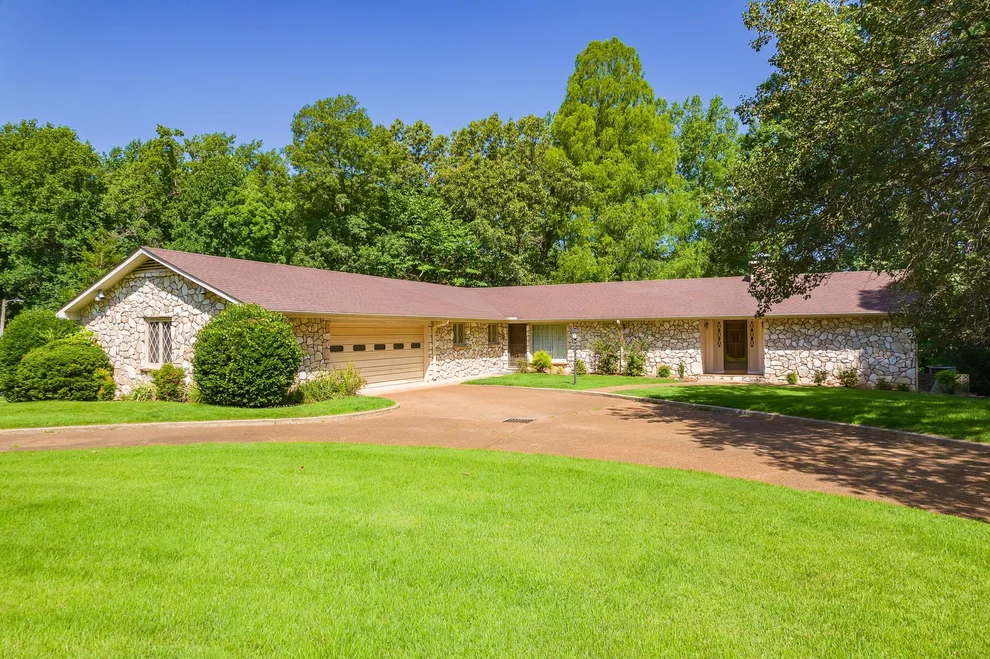 Unit for sale at 215 Eastern Shores Dr, Lexington, TN 38351