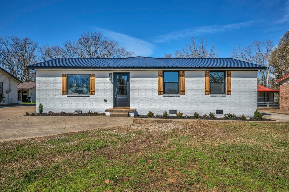 Unit for sale at 435 Carman Ave, New Johnsonville, TN 37134