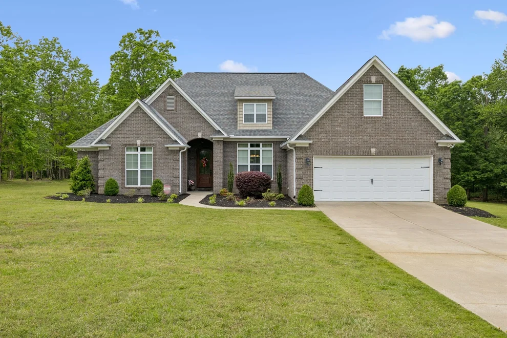 Unit for sale at 145 Airport Ct, Waverly, TN 37185