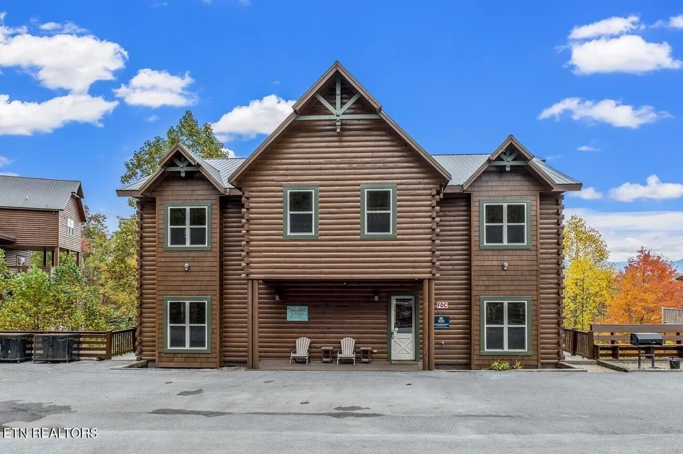 Unit for sale at 2014 Thistle Thorn Tr, Pigeon Forge, TN 37863