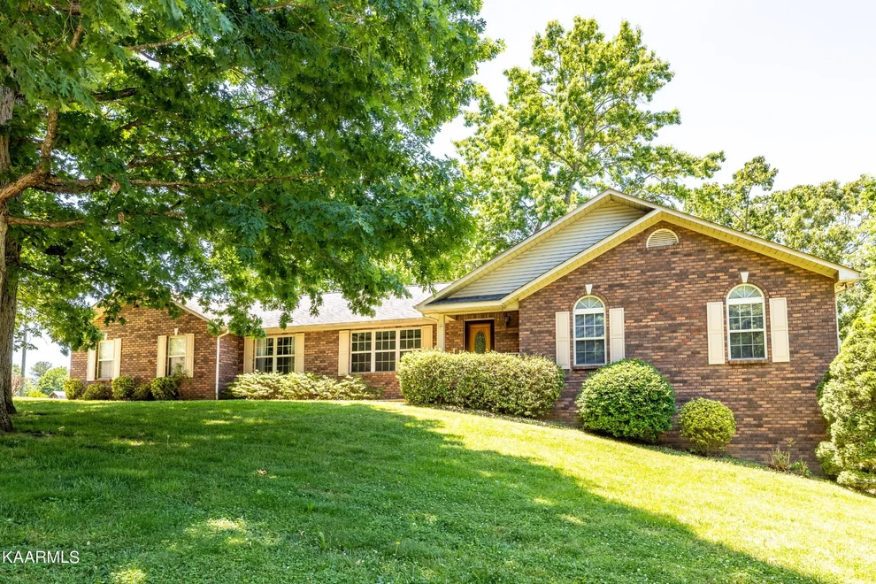 Unit for sale at 565 Sweet Briar Drive, Maryville, TN 37804