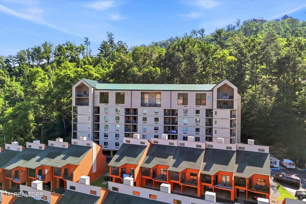 Unit for sale at 413 Baskins Creek Rd, Gatlinburg, TN 37738