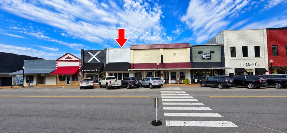 Unit for sale at 121 N Court Sq, Waverly, TN 37185