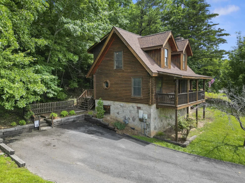 Unit for sale at 739 Kings Hills Blvd, Pigeon Forge, TN 37863
