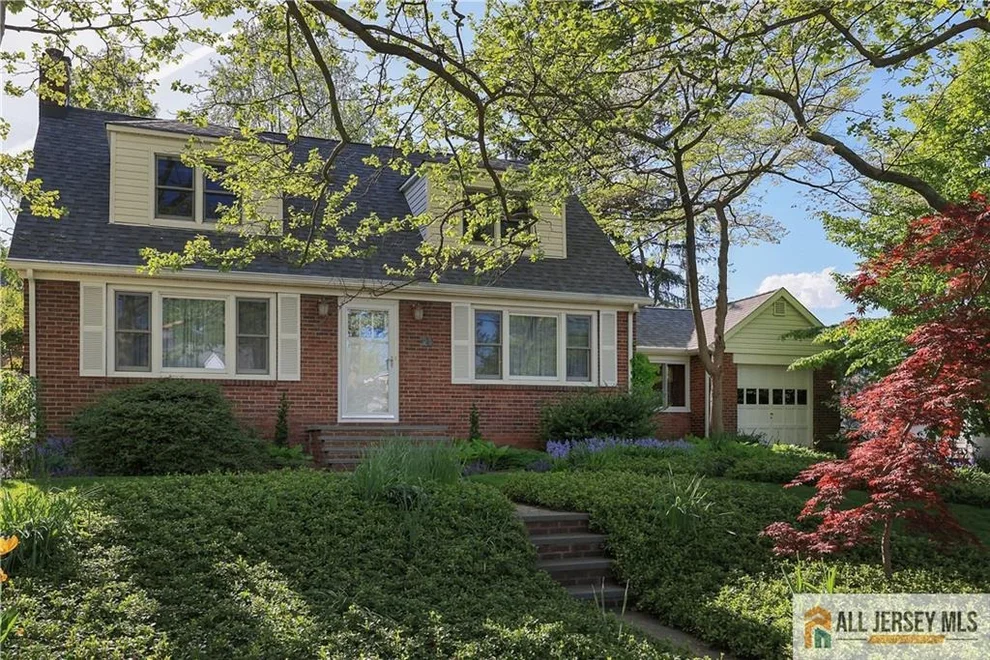 Unit for sale at 25 Voorhees Place, Metuchen, NJ 08840