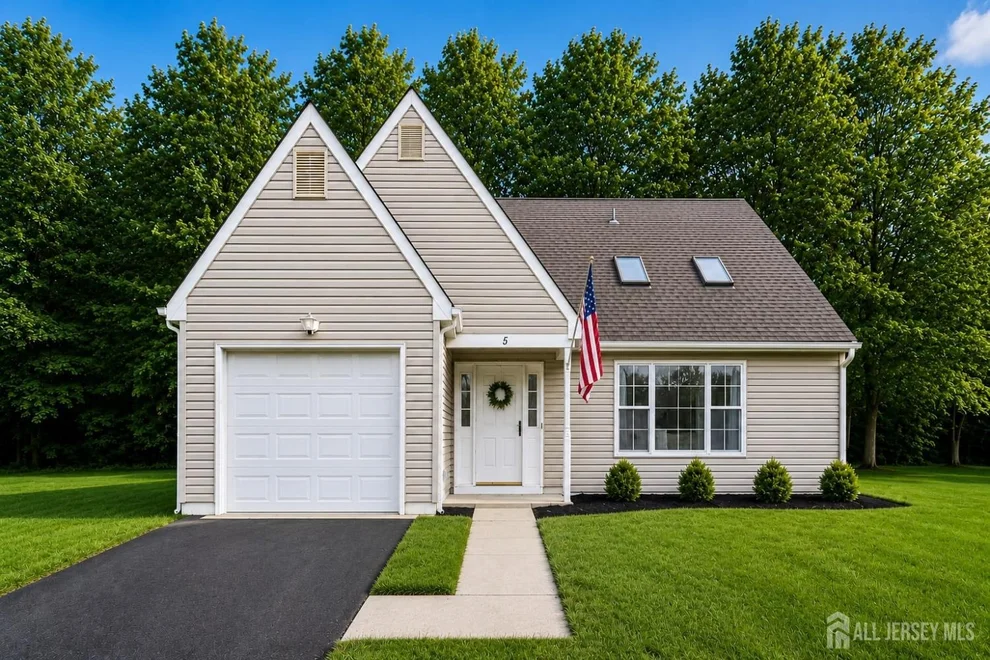 Unit for sale at 5 Chamberlain Court, Old Bridge, NJ 08857