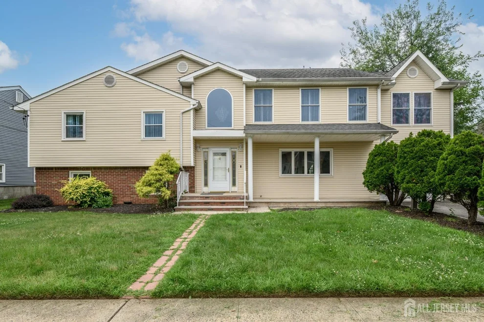 Unit for sale at 3 Charles Court, Edison, NJ 08820