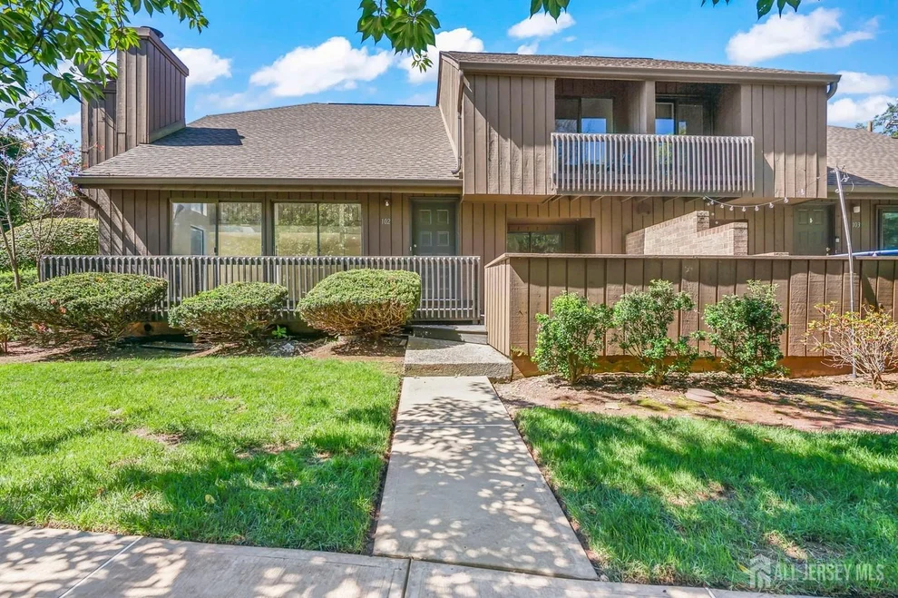 Unit for sale at 102 Kingsberry Drive, Franklin Twsp, NJ 08873