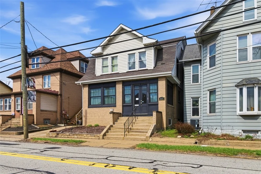 Unit for sale at 637 E 10th Ave, Tarentum, PA 15084