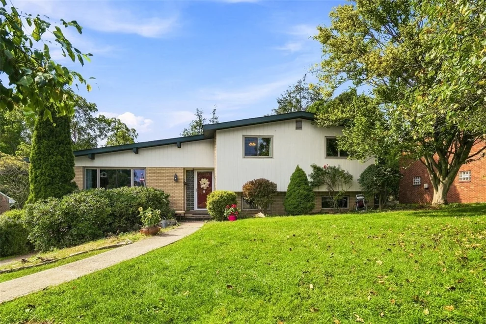 Unit for sale at 1320 Knollwood Dr, Monroeville, PA 15146