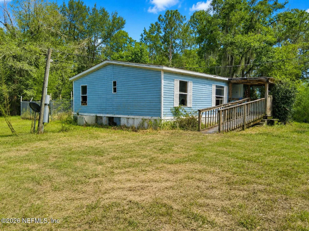Unit for sale at 106 LAKE SHORE Road, Interlachen, FL 32148