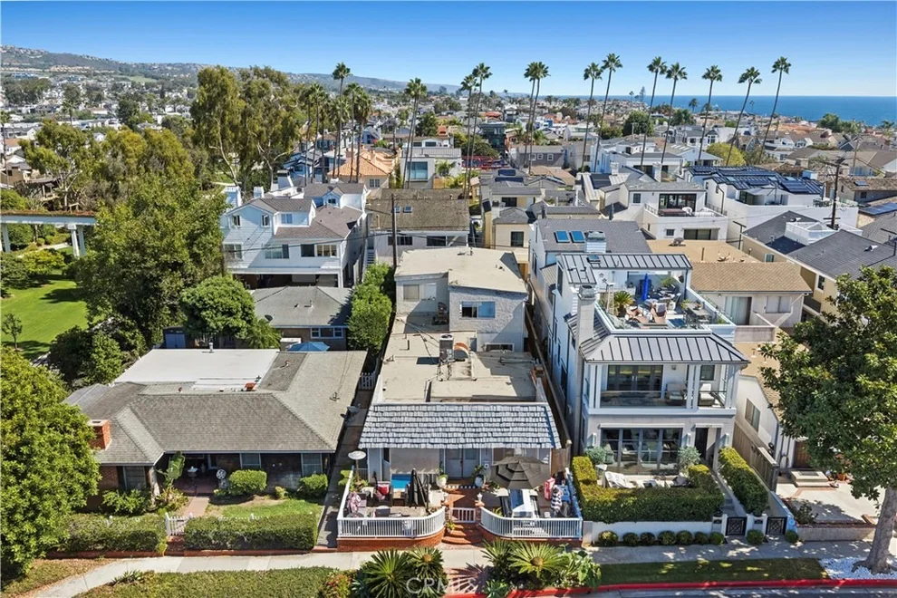 Unit for sale at 310 Fernleaf, Corona Del Mar, CA 92625